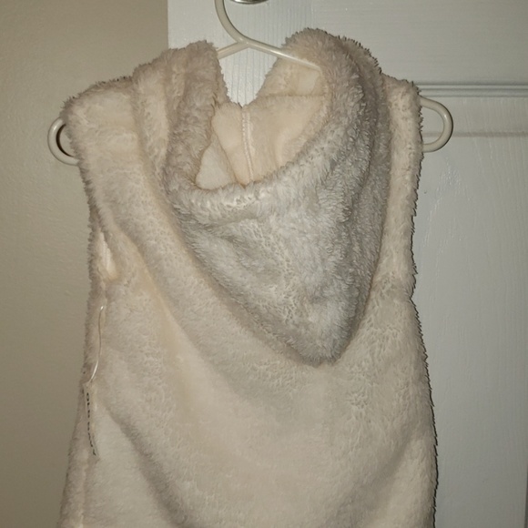 NWT 3T Old Navy Cream Sherpa Vest With Hood - Picture 4 of 4